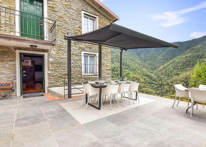 Hébergement de vacances 4 Bedroom Stunning In Tribogna