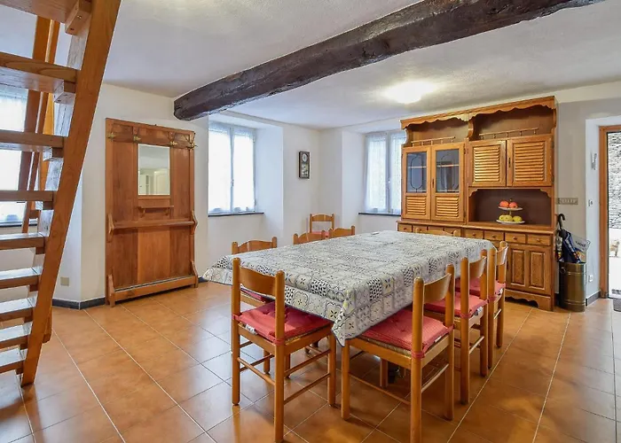 Hébergement de vacances 4 Bedroom Stunning In Tribogna